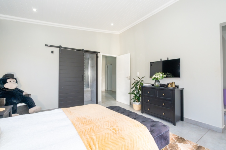 5 Bedroom Property for Sale in Myburgh Park Western Cape
